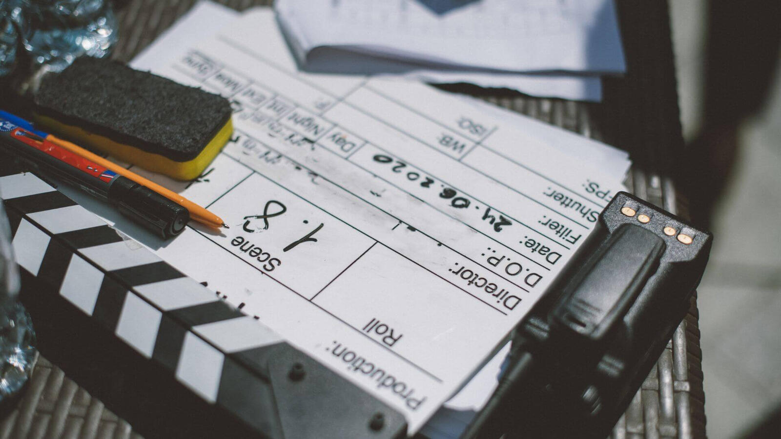 Production Check & Equipment Setup Dettaglio del ciak di produzione e dell'attrezzatura tecnica preparata sul set