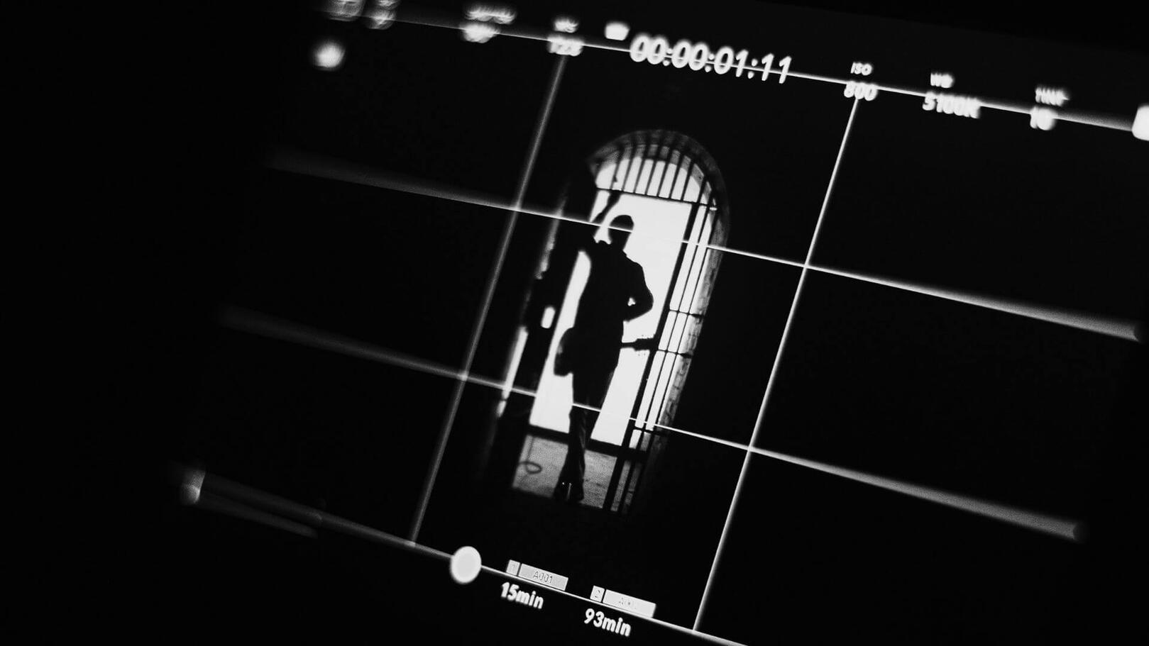 visione-inquadratura-cinematografica | Jessica Lima Monitor di regia sul set cinematografico con inquadratura della scena in griglia e silhouette
