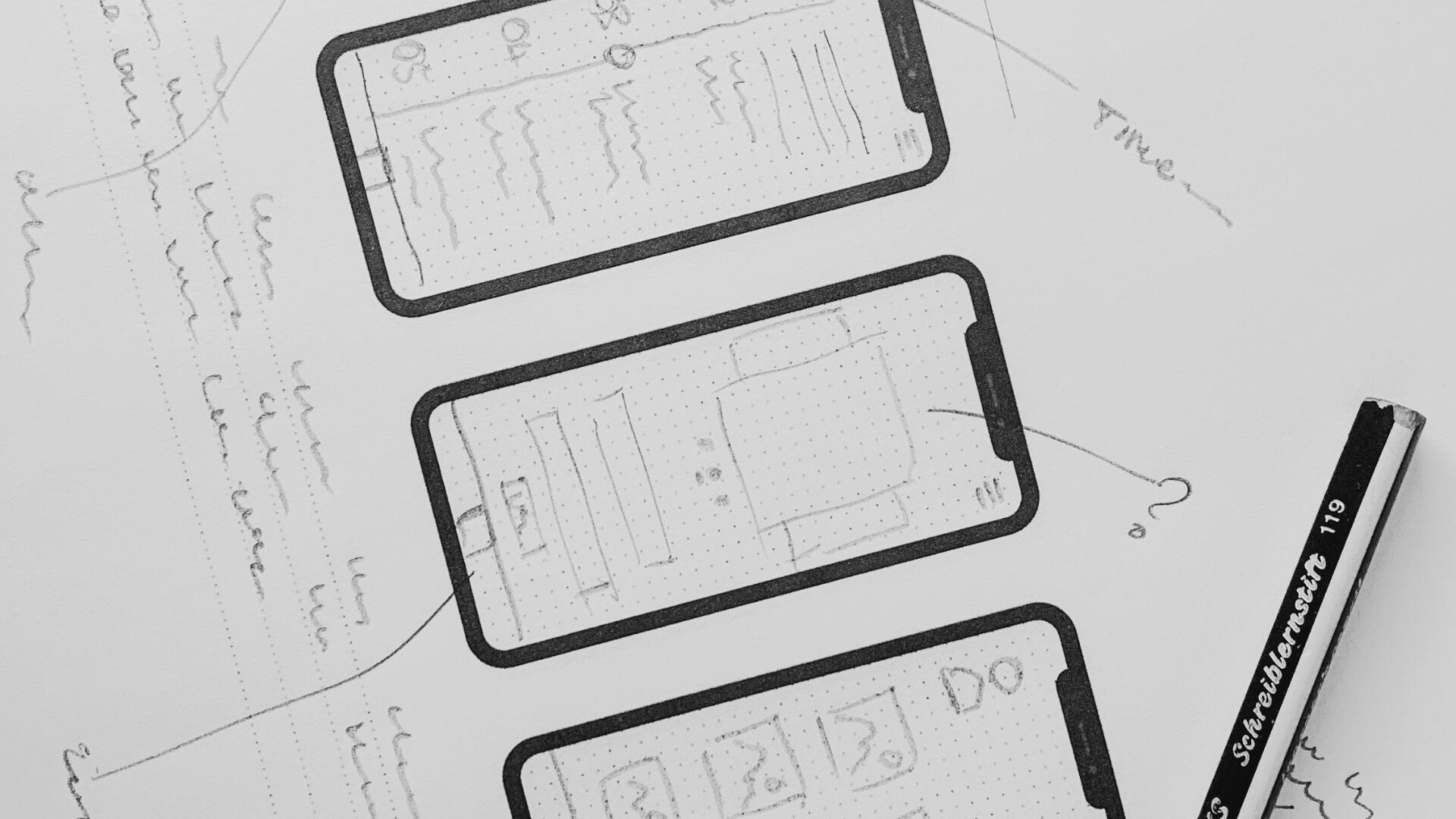 Audience & Digital Strategy — Progettazione e Architettura dei Contenuti Schizzo e wireframe di progettazione strategica per contenuti digitali e layout mobile su foglio da disegno con matita.